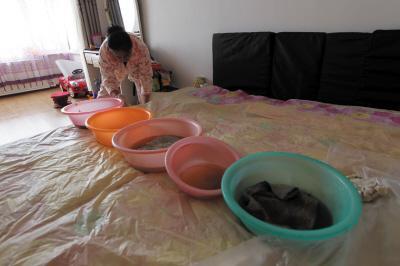 若羌楼上漏水，住户失联，小区没物管，业主维权难！律师来支招……